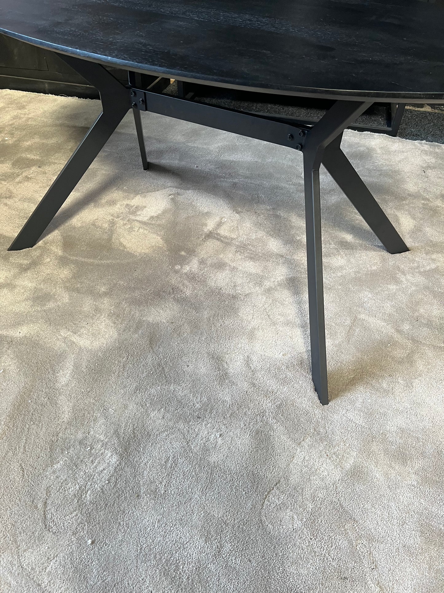 Eettafel ovaal zwart 160cm - Mangohout (Showmodel)