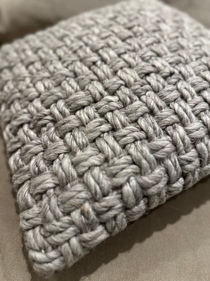 Sierkussen hangeweven wol beige