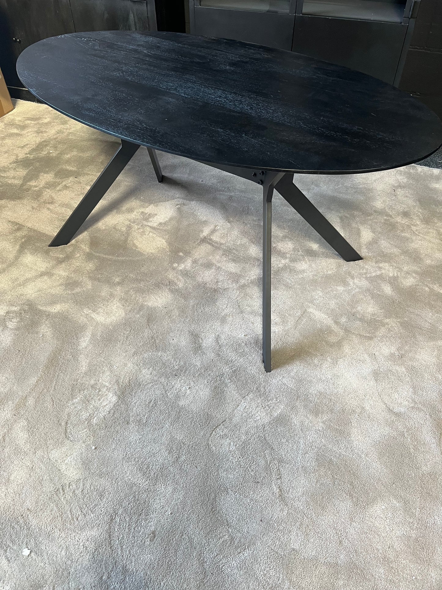 Eettafel ovaal zwart 160cm - Mangohout (Showmodel)
