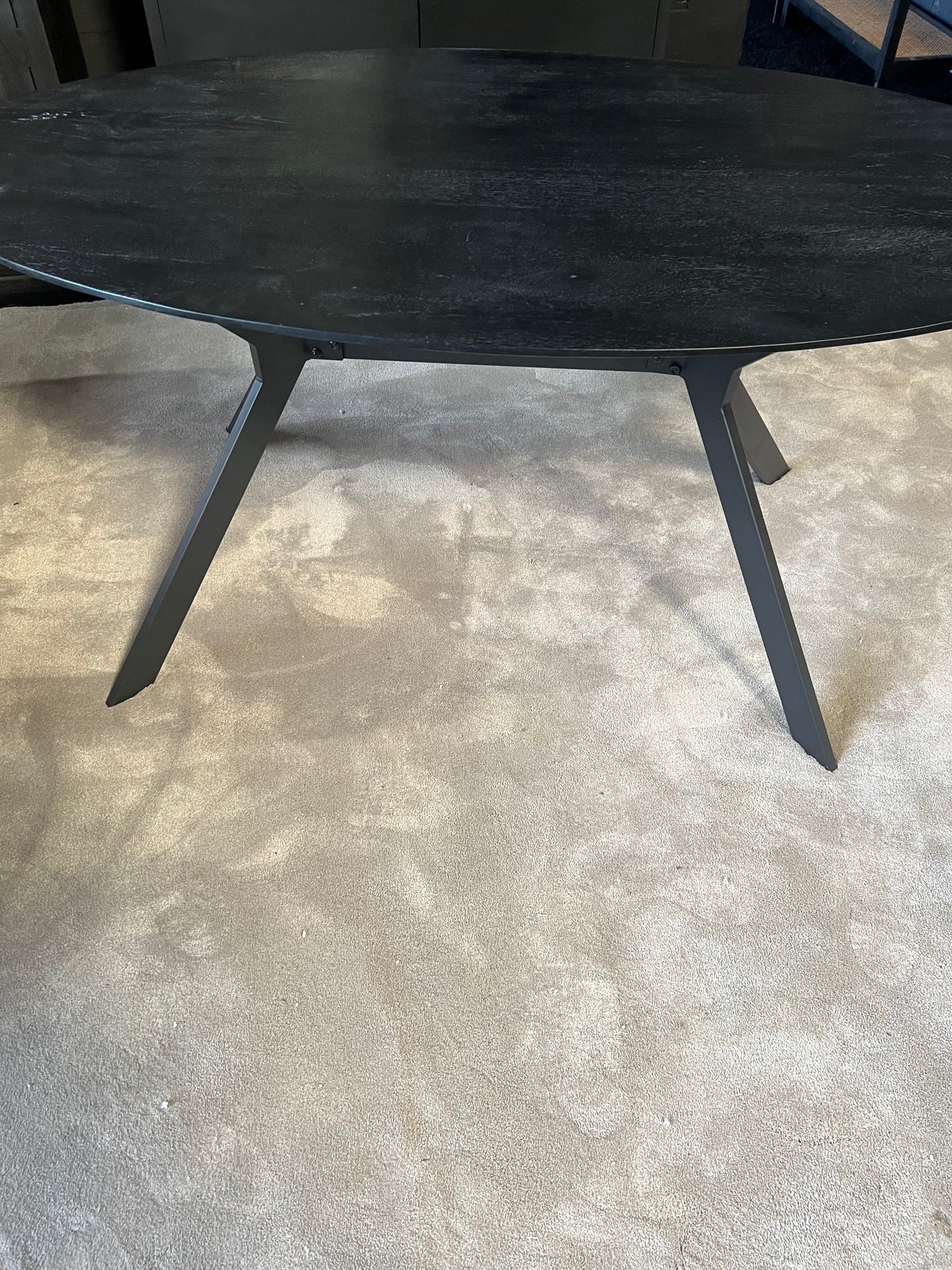 Eettafel ovaal zwart 160cm - Mangohout (Showmodel)