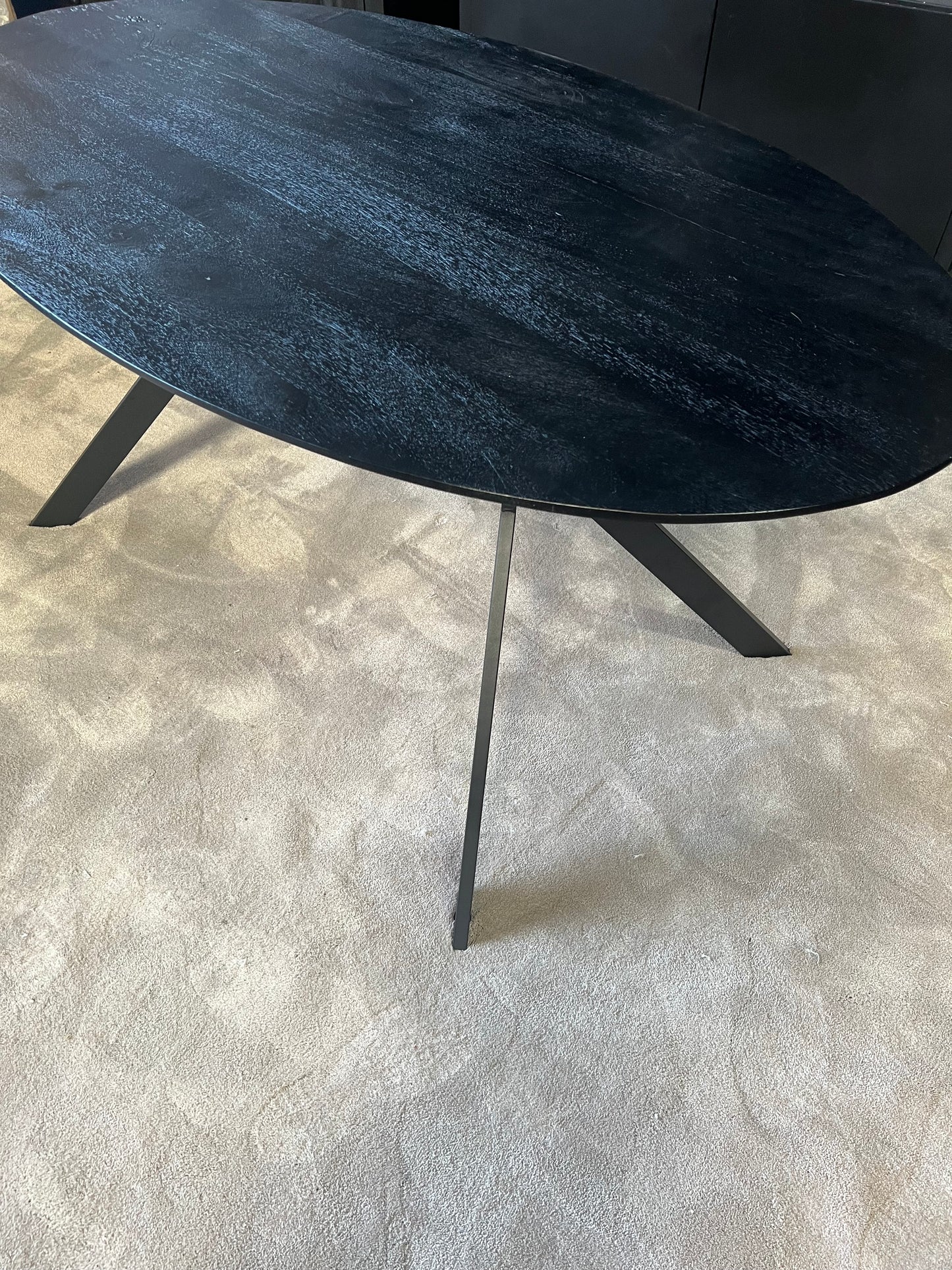 Eettafel ovaal zwart 160cm - Mangohout (Showmodel)